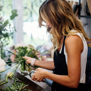 Bloembindster met rozenboeket