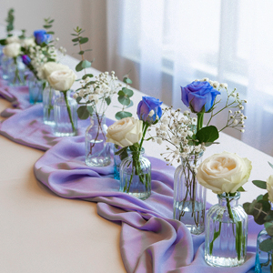 Tafeldecoratie met blauwe rozen